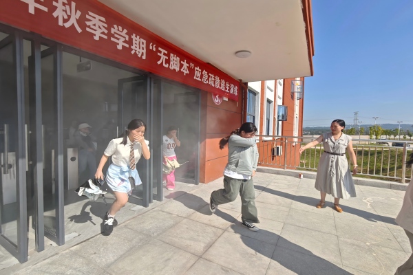实战演练强技能,筑牢校园“防火墙”——我校开展2026年秋季学期应急疏散逃生演练及消防技能实操培训