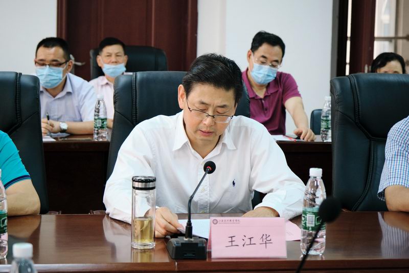 省委教育工委委员,省教育厅副厅长王江华在宣布省委教育工委任职决定